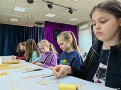 Золотые руки: как прошел мастер-класс по соломоплетению