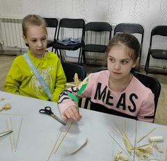 Золотые руки: как прошел мастер-класс по соломоплетению