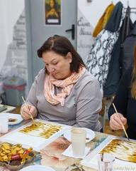 Аромат осени на холсте: как родители студии «Палитра» рисовали кофе